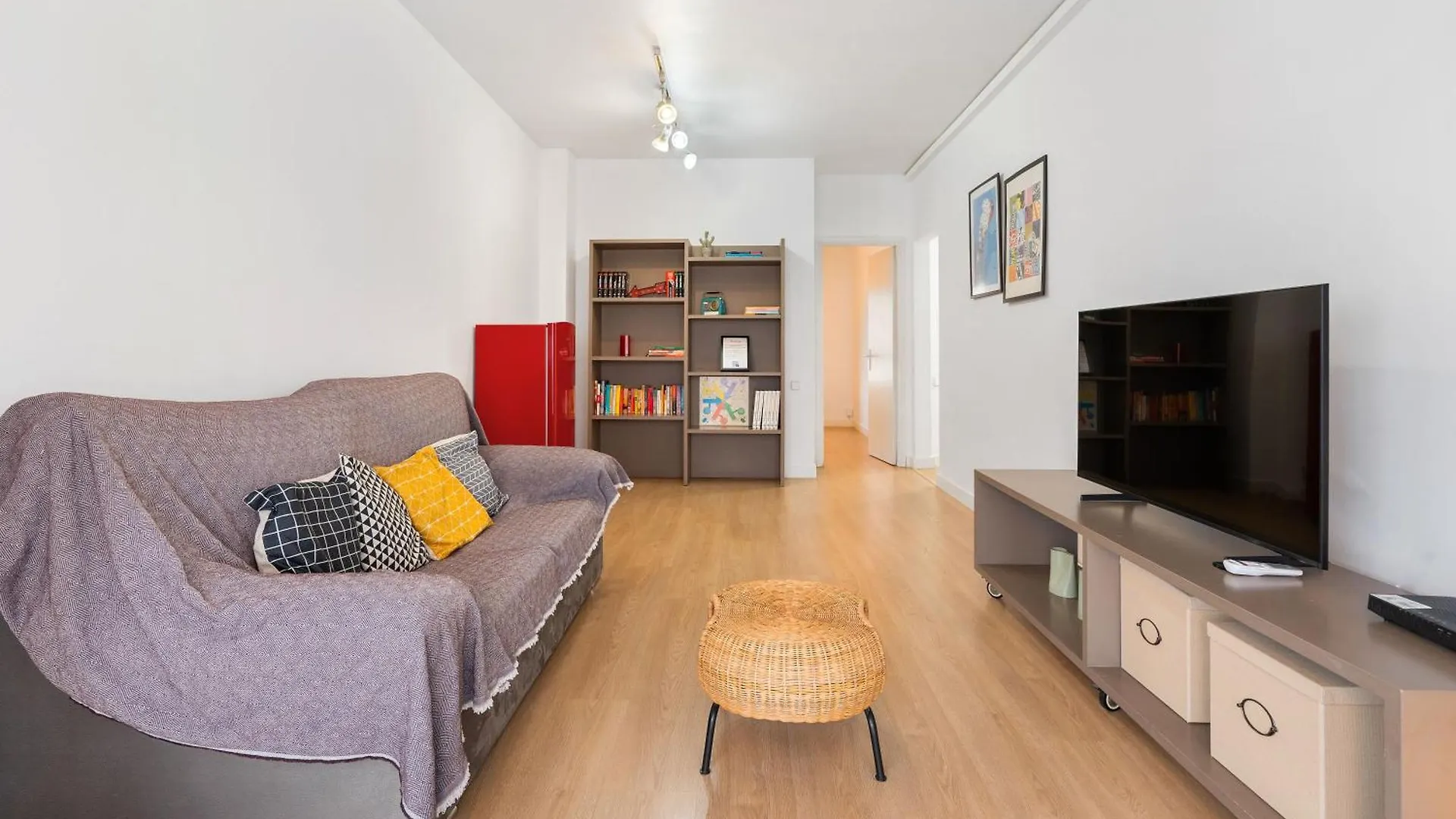 Destination Downtown - Ultra Central Barcelona Apartment